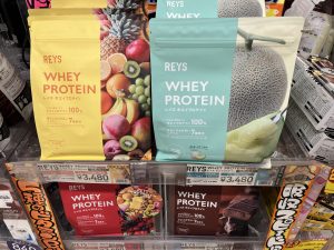 ドン・キホーテの売り場に並ぶレイズプロテインの全種類ラインナップ（メロン、フルーツオレ、ベリー、チョコ）と陳列状況