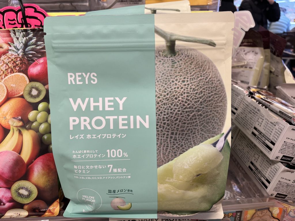 ドン・キホーテで販売されているレイズプロテイン（REYS）メロン風味700gのパッケージ詳細